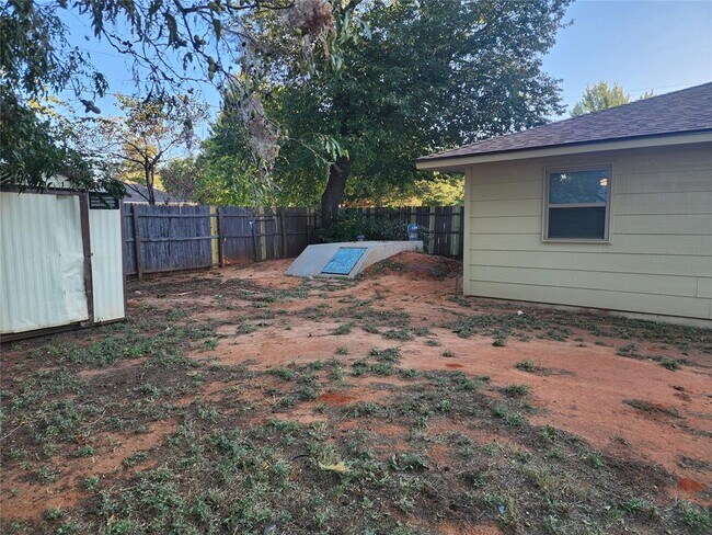 Building Photo - 807 S Jones Ln