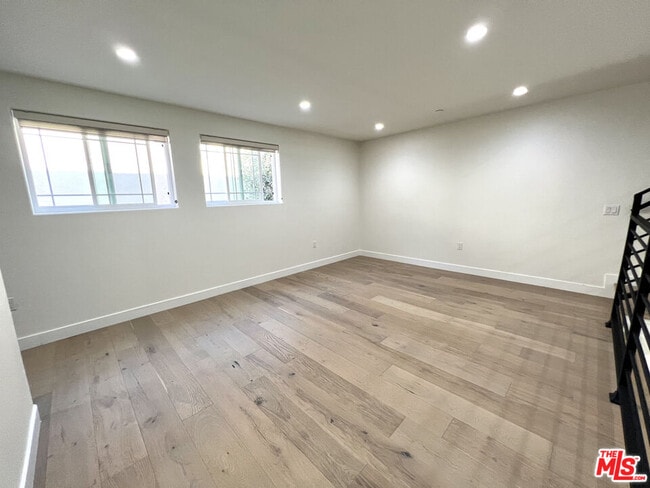 Building Photo - 5019 W Maplewood Ave