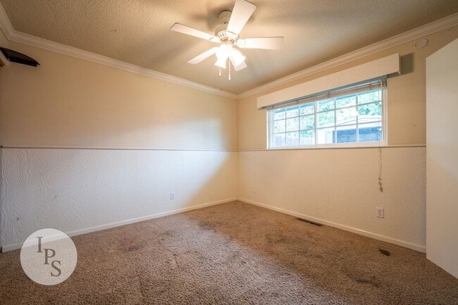 Building Photo - Fig Garden area Large Home, 4BR/3BA, Pool - Lots of Amenities!