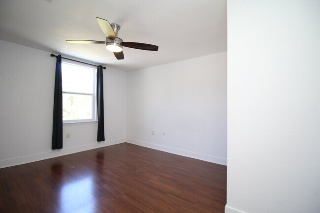 Building Photo - Northeast Pensacola 2BR/1BA Upstairs Unit ...