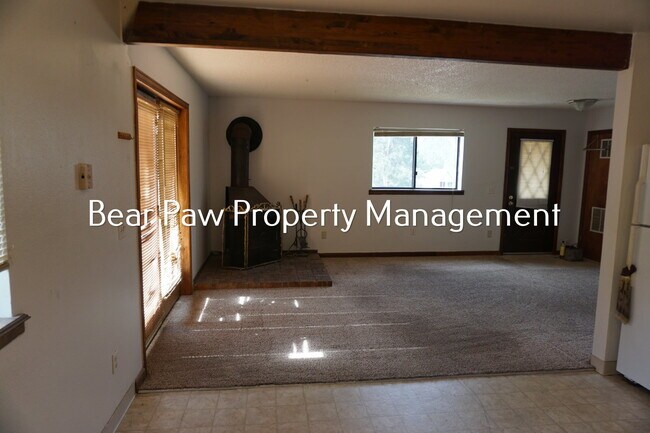 Building Photo - Two Bedroom Garden Level Duplex in Kittredge!