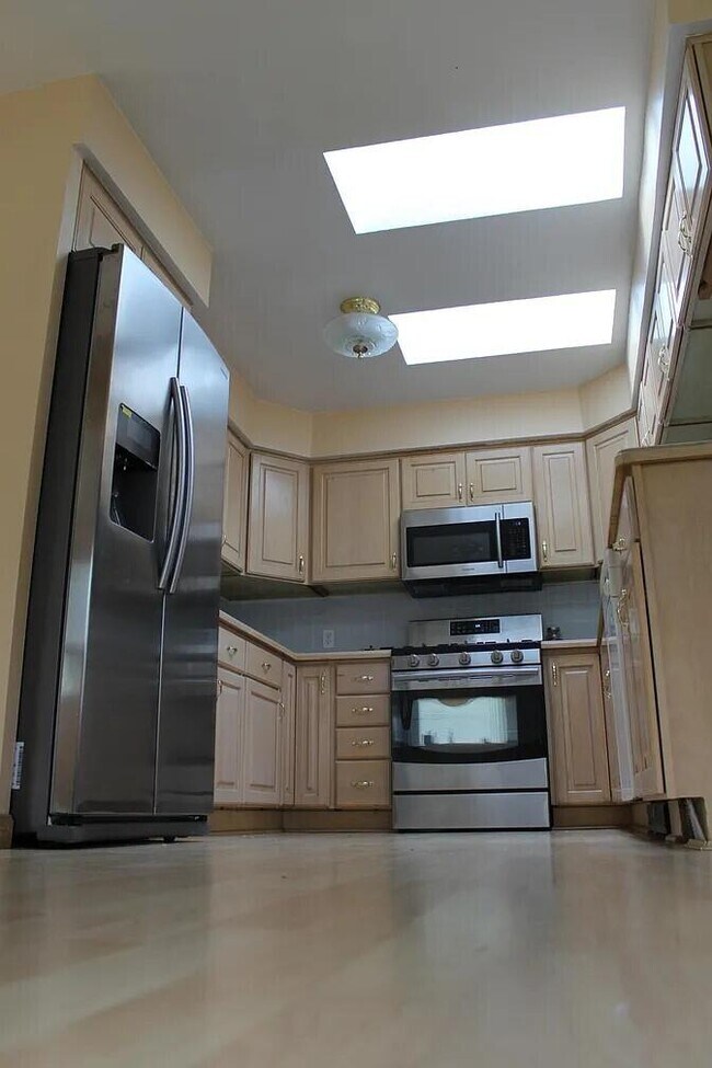 Building Photo - 655 Robinwood Dr