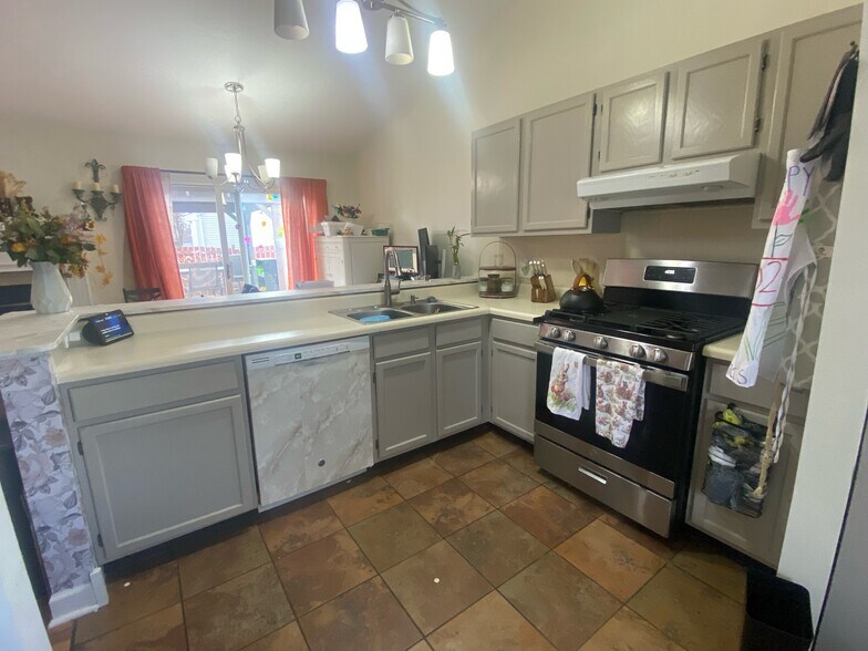 kitchen - 821 Dartmouth Dr