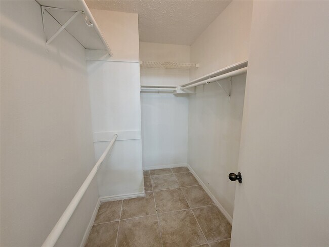Building Photo - 2034 Village Park Dr