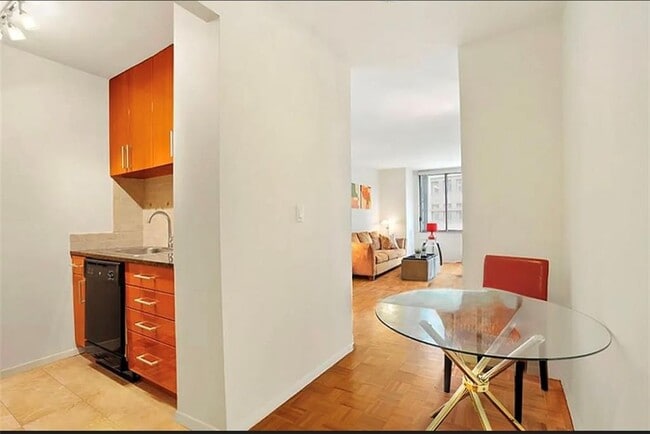 Building Photo - 350 W 50th St