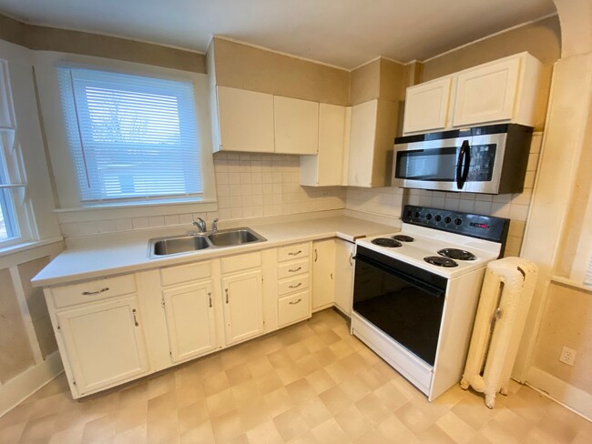 Building Photo - Spacious 3-Bedroom Home!