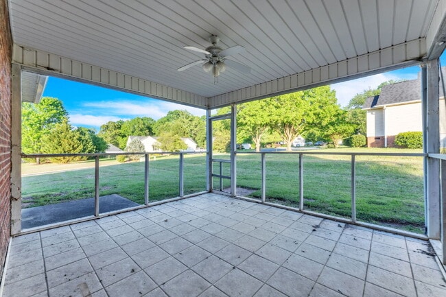 Building Photo - Beautiful 3-Bedroom Retreat with 2 Full Baths in Scenic Woodruff $1,875/mo rent