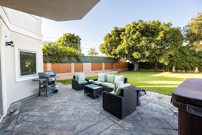 Building Photo - 2403 Alvord Ln