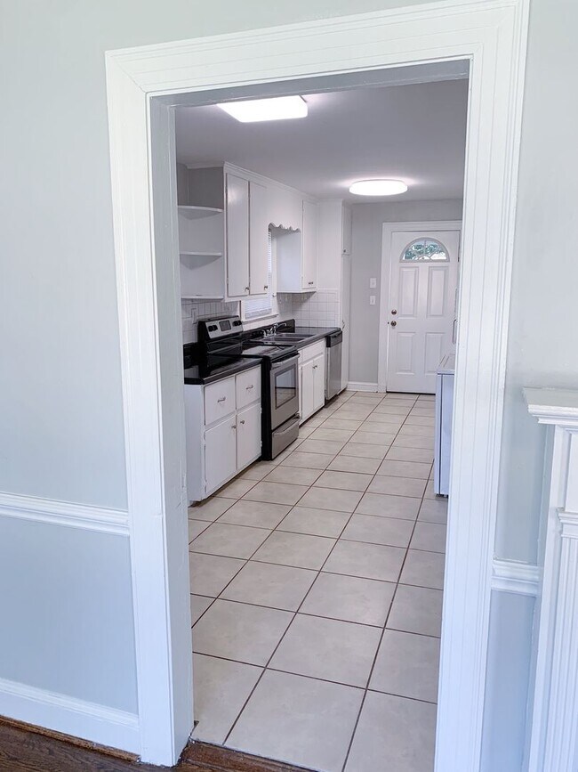 Building Photo - 3 Bedrooms 2 Full Bathrooms with fenced in...