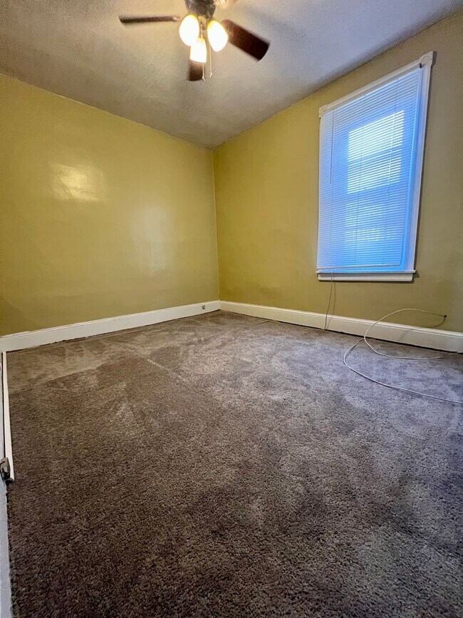 Building Photo - Stunning 3-Bedroom Townhome in Carroll Park! Available NOW!