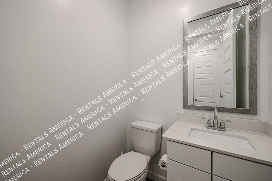 Building Photo - 4077 S Sabrina Dr