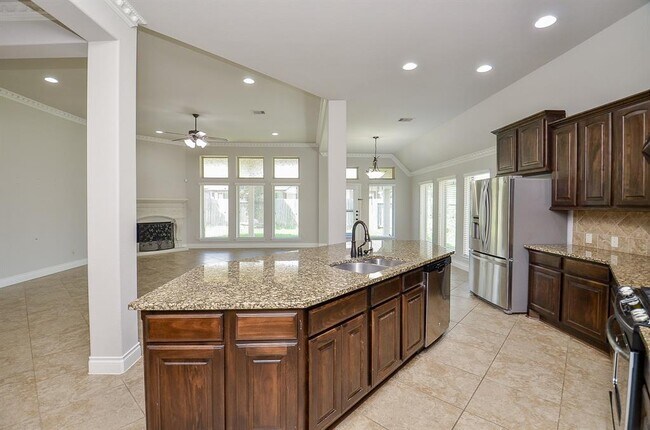 Building Photo - 27011 Cliff Pointe Ln