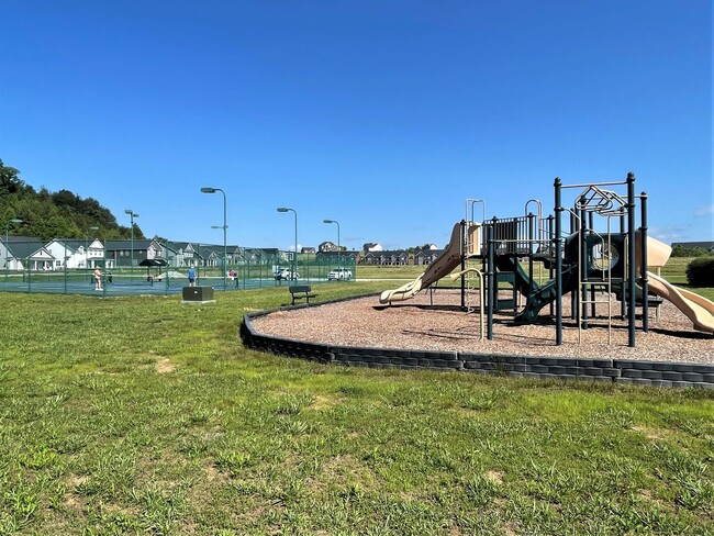 Building Photo - Charming 2 bedroom plus Bonus and Waterfront Amenities in Oak Ridge!