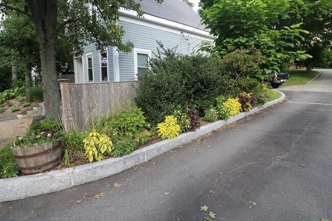 Building Photo - 92 Main St