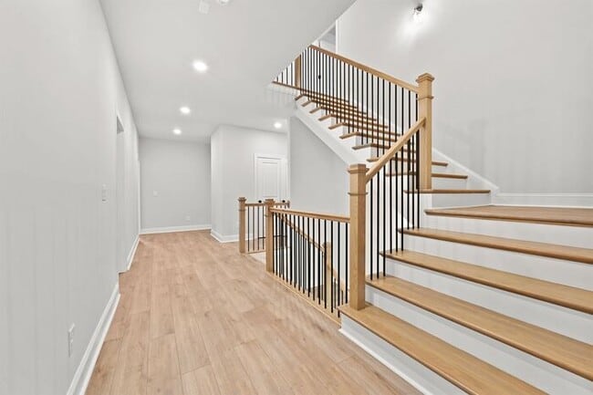 Building Photo - Beautiful 5 bedroom house in Bellmoore Par...