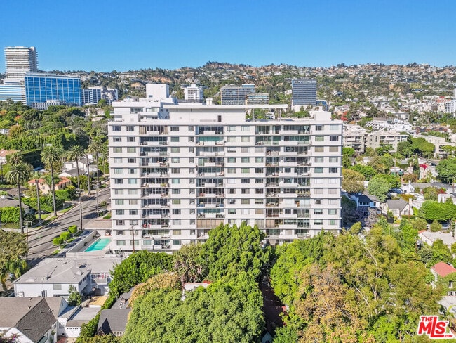 Building Photo - 818 N Doheny Dr