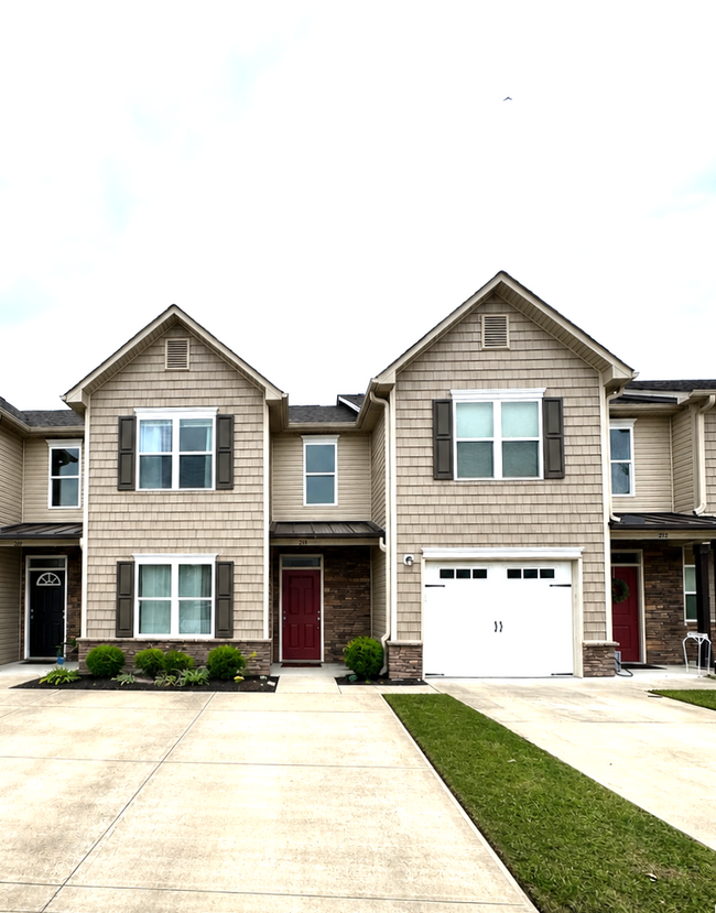 Building Photo - Beautiful Townhome with a Spacious Layout!