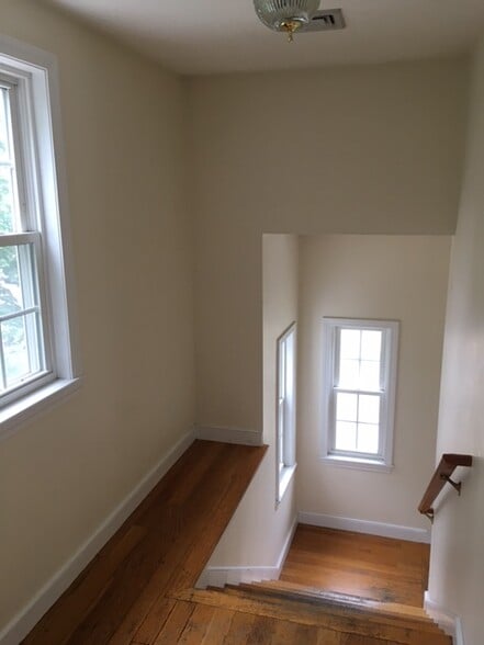 Very wide front entrance staircase - 18 Dunstan St