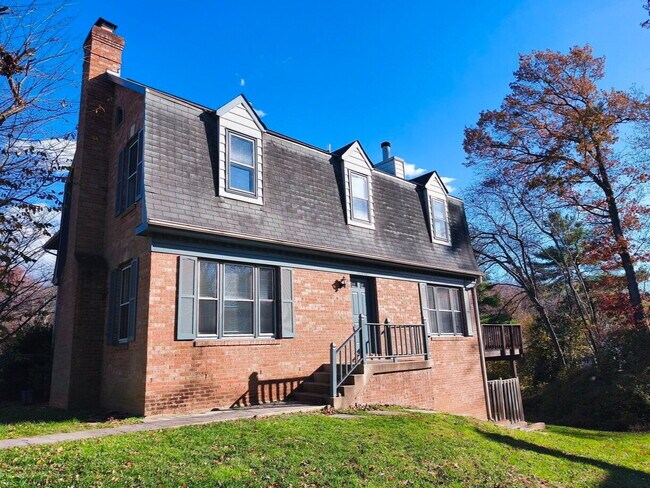 Building Photo - Charming Fair Woods Townhome Awaits