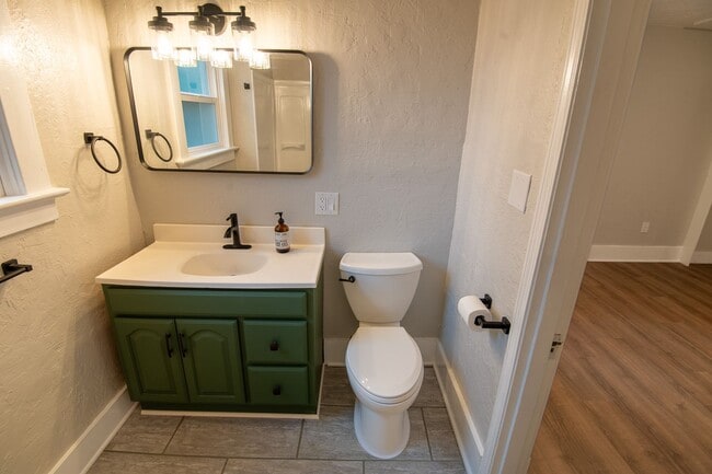 Building Photo - Newly-Remodeled 2 Bed, 1 Bath House