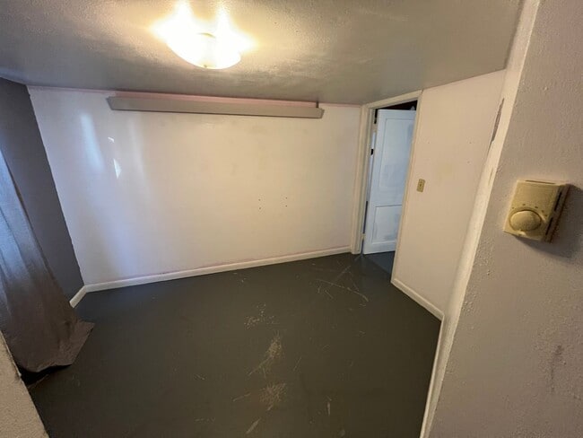 Building Photo - 3 Bed 2 Bath House