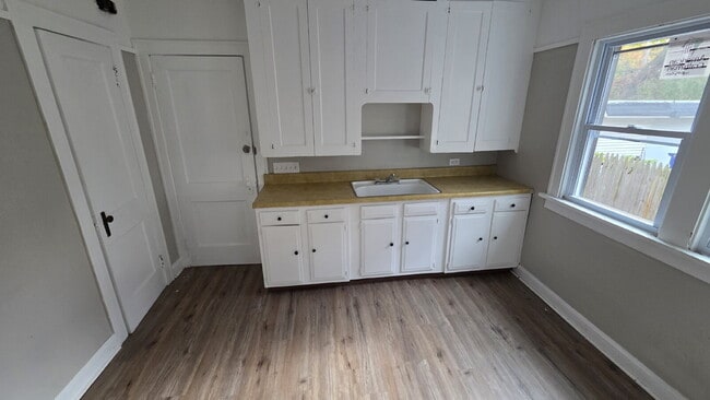 Building Photo - "COMING SOON: 2-Bedroom Duplex with 1026 Sq Ft in Cleveland!"