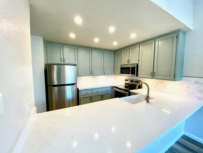 Building Photo - 270 Dahlia Ave