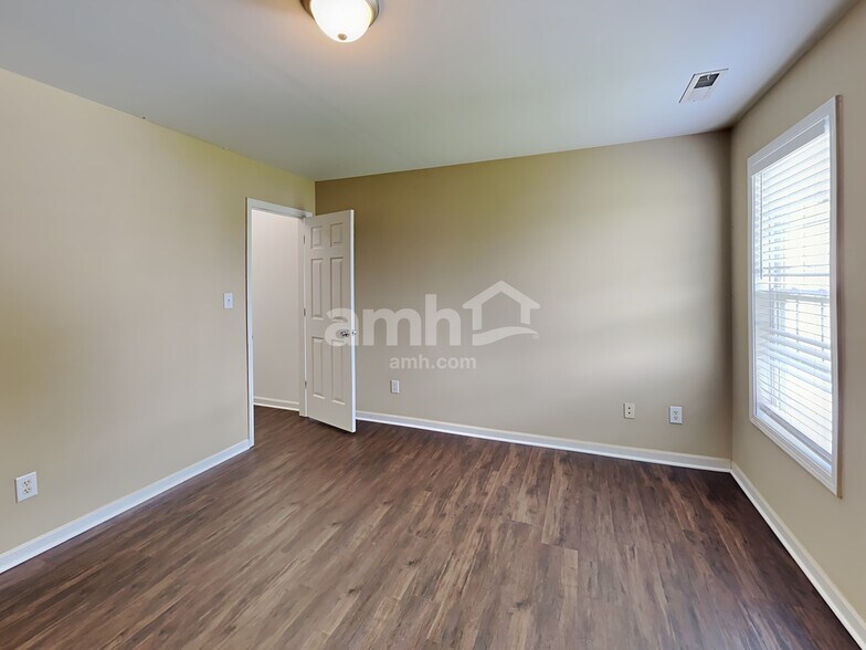 Building Photo - 813 S Hollybrook Rd