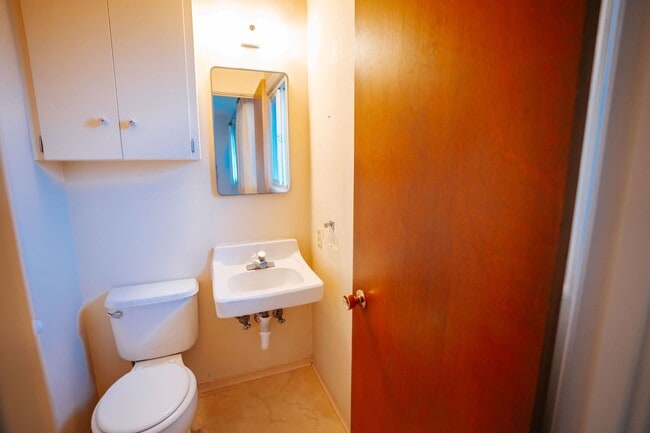 Building Photo - Spacious and inviting 4-bedroom, 2-bathroom single-family home