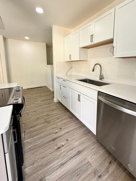 Building Photo - 6386-6386 Shelton Ct