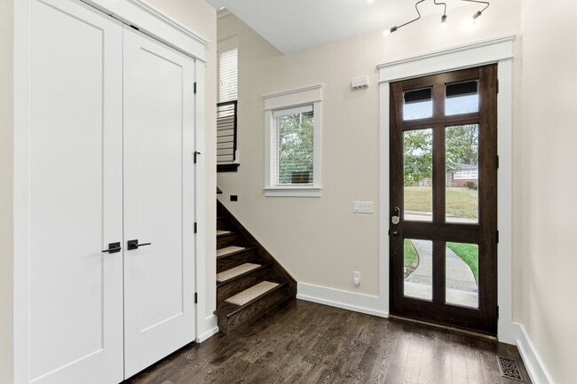 Building Photo - 1708B 15th Ave S