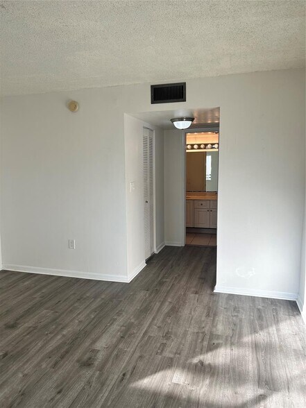 Building Photo - 711 N Pine Island Rd
