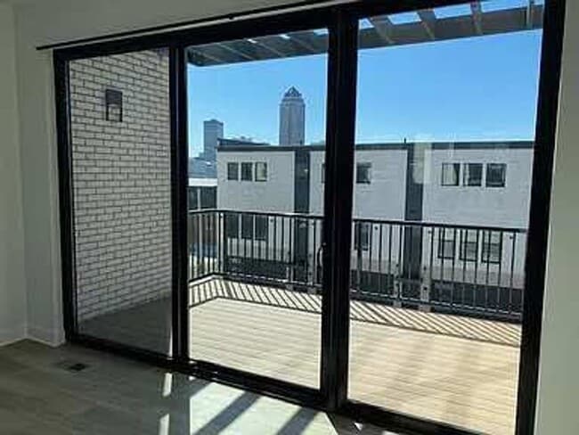 Building Photo - 1345 Keosauqua Way