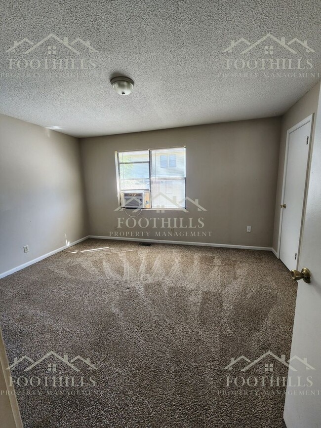 Building Photo - Beautiful 2-Bed Townhome with Storage and ...