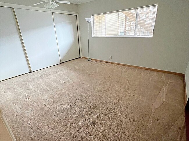 Building Photo - 2 Bedroom Townhome in Las Vegas