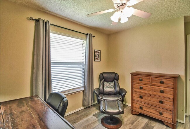 Building Photo - Beautiful Home on Mature Tree'd Lot  in We...