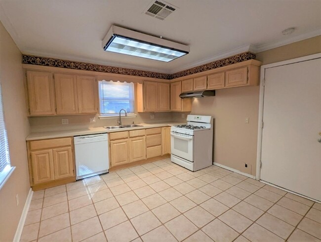 Building Photo - 1813 Hardy Dr