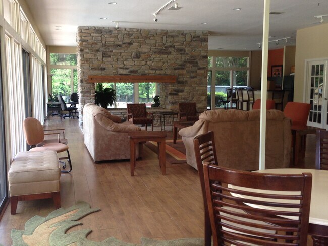 Building Photo - Park Like Setting - Spacious Condo!