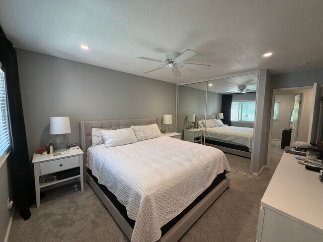 Building Photo - Remodeled 3 bedroom 2 1/2 bath townhome!