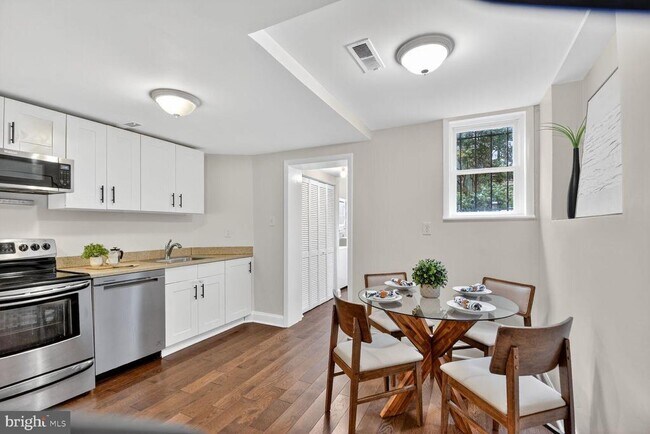 Building Photo - 1027 6th St NE