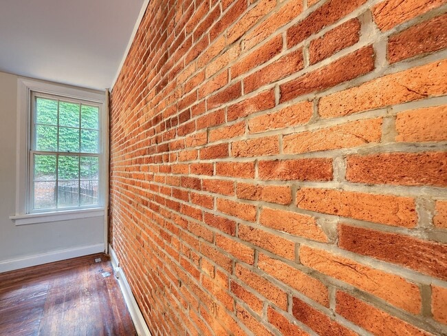 Building Photo - Spacious 3 Bedroom Single Family Home in the Capital District