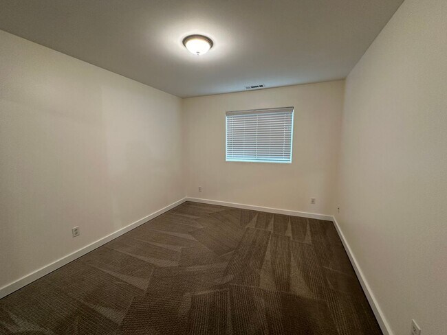 Building Photo - Application Pending - 3 Bedroom Townhouse For Rent In Hood River