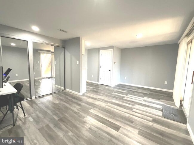 Building Photo - 9405 Chippenham Dr