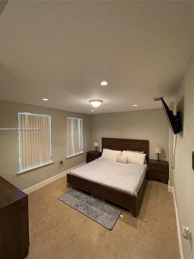 Building Photo - 1531 Moffett St