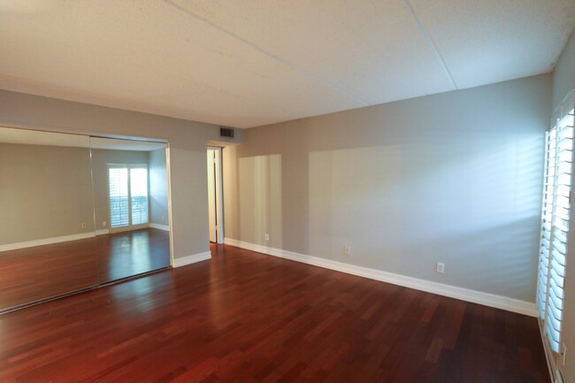 Building Photo - First-floor 1-bedroom, 1.5-bath condo in  ...