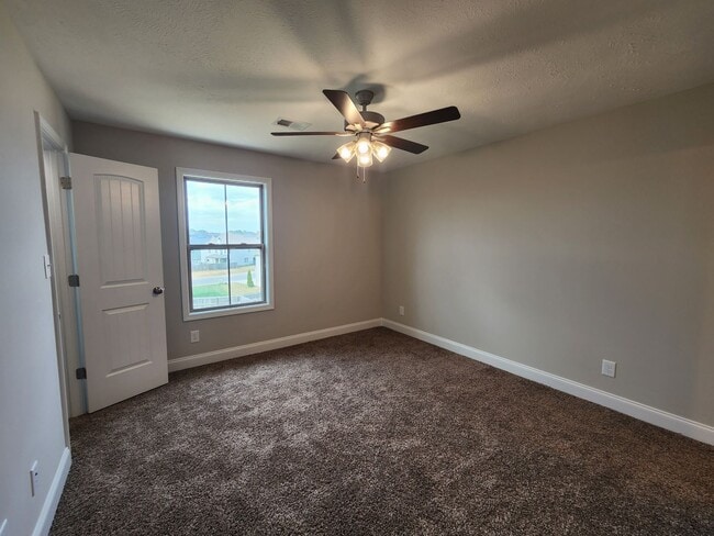 Building Photo - 3 Bedroom 3 Bath End Unit Townhome