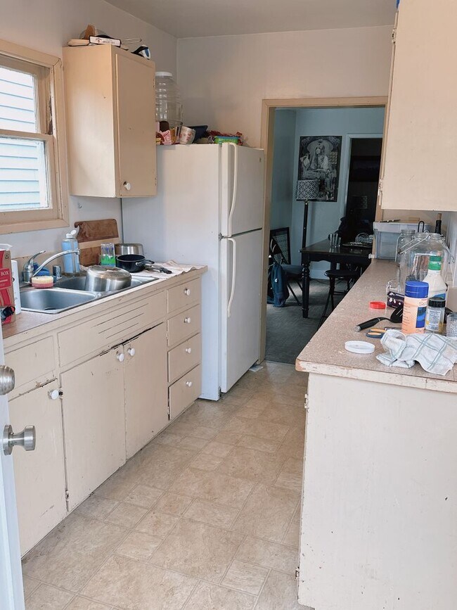 Building Photo - PRELEASING:  5 bdrm/3 bath on High Street!