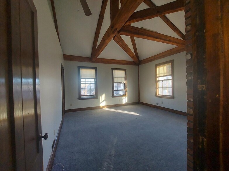 Building Photo - 220 E Squantum St