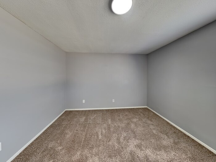 Building Photo - 722 E Brown Ln