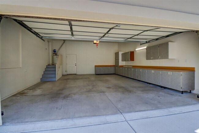 Building Photo - Immaculate 3 bedroom, 2 bath home in Presc...